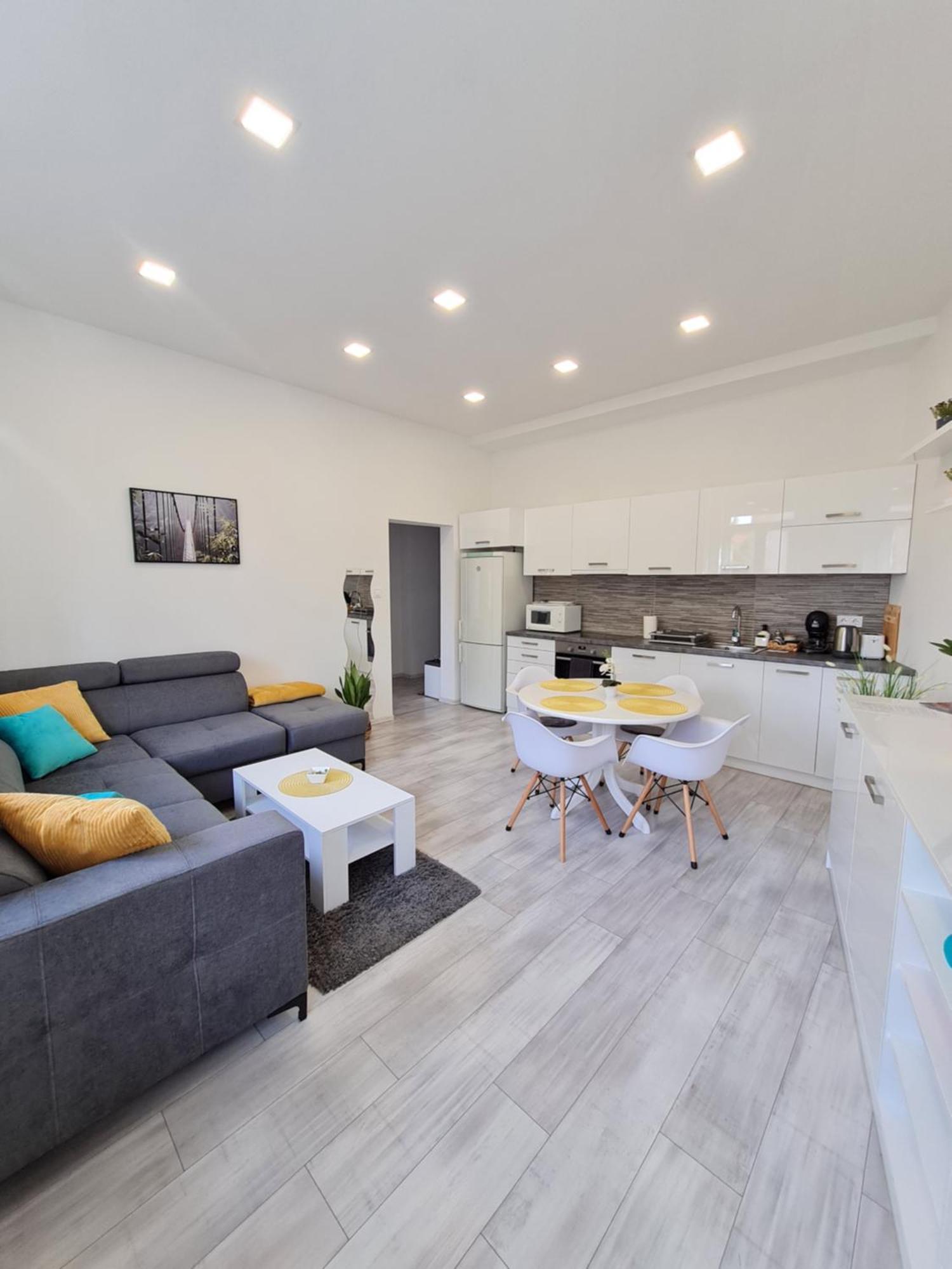 Napfeny Apartman Seghedin Exterior foto