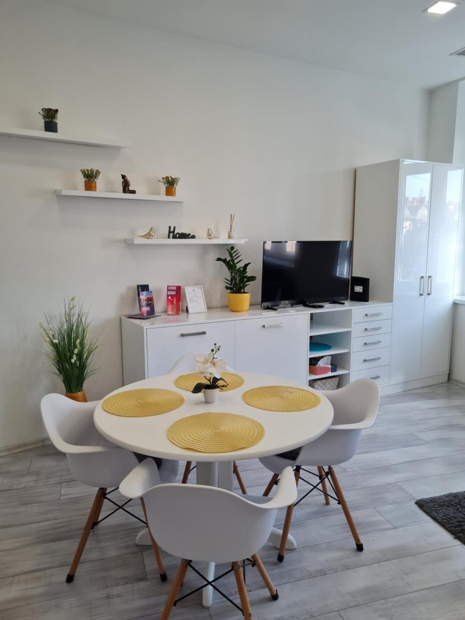 Napfeny Apartman Seghedin Exterior foto